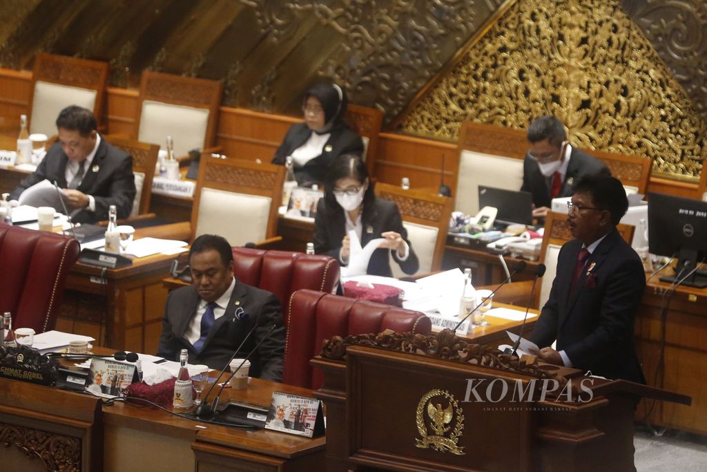 Menteri Komunikasi dan Informatika Johnny G Plate (kanan) membacakan pandangan pemerintah terkait Rancangan Undang-Undang Perlindungan Data Pribadi (RUU PDP) dihadapan anggota DPR dalam rapat paripurna di Kompleks Parlemen, Senayan, Jakarta, Selasa (20/9/2022). 
