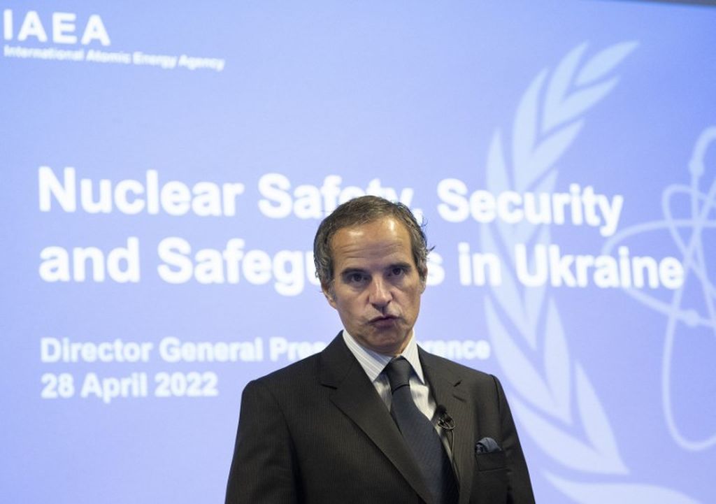 Rafael Grossi, Direktur Jenderal Badan Energi Atom Internasional (IAEA) memberi tahu pers tentang situasi pembangkit listrik tenaga nuklir di Ukraina, tak lama setelah kembali dari Chernobyl, selama konferensi pers khusus di markas IAEA di Vienna, Austria, 28 April 2022. 