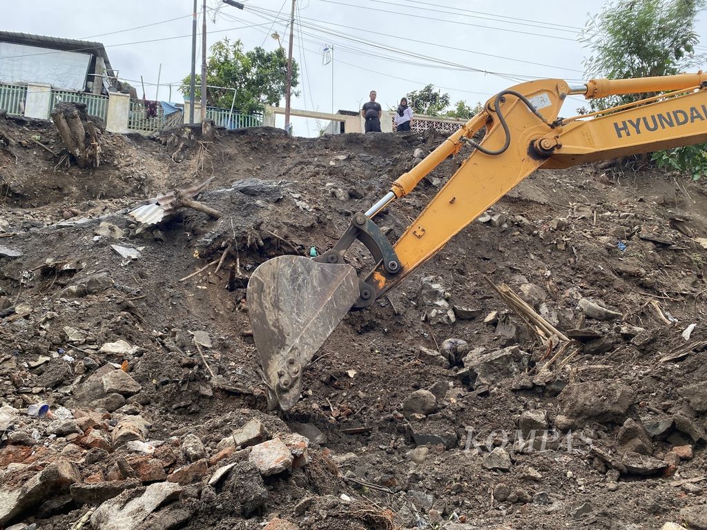 Alat berat membersihkan material longsor di Kelurahan Jomblang, Kecamatan Candisari, Kota Semarang, Jawa Tengah, Selasa (27/12/2022). 