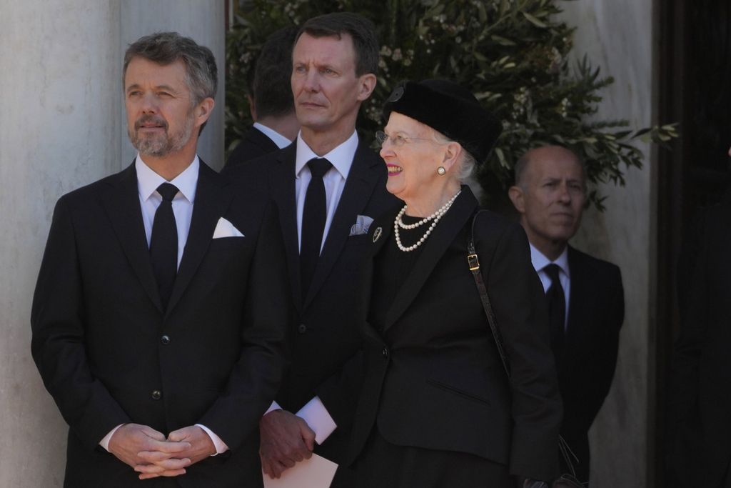 Foto yang diambil pada 16 Januari 2023 memperlihatkan Ratu Margarethe II dari Denmark berbincang dengan Putra Mahkota Pangeran Frederik (kiri). 