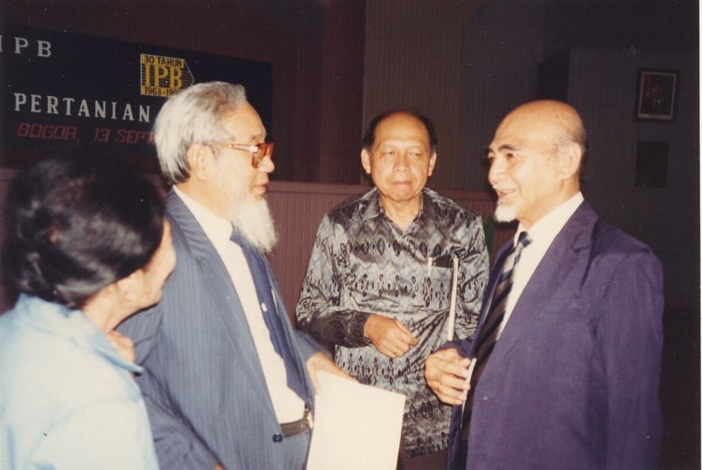 Sediono bersama Sajogyo dan Pudjiwati Sajogyo dalam acara Dies Natalis Ke-30 IPB di Kampus Dramaga, 1993.