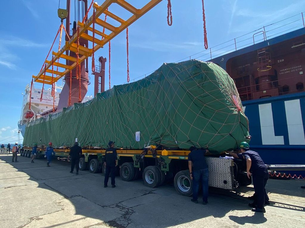 Proses bongkar muatan <i>autonomous rail transit</i> atau trem otonom di Pelabuhan Semayang, Balikpapan, Kalimantan Timur, Kamis (1/8/2024). Kereta ini bakal digunakan di IKN saat upacara 17 Agustus 2024.