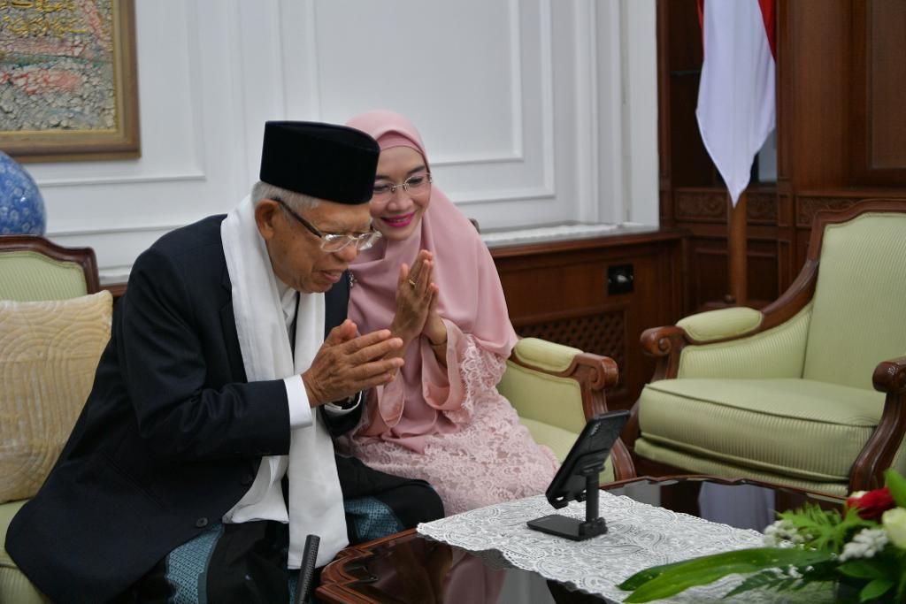 Wapres Ma’ruf Amin bersama Nyonya Wury Ma’ruf Amin saat melakukan panggilan video dengan Presiden Joko Widodo dan Nyonya Iriana Joko Widodo untuk mengucapkan selamat Idul Fitri dan bermaaf-maafan, di Jakarta, Senin (2/5/2022).