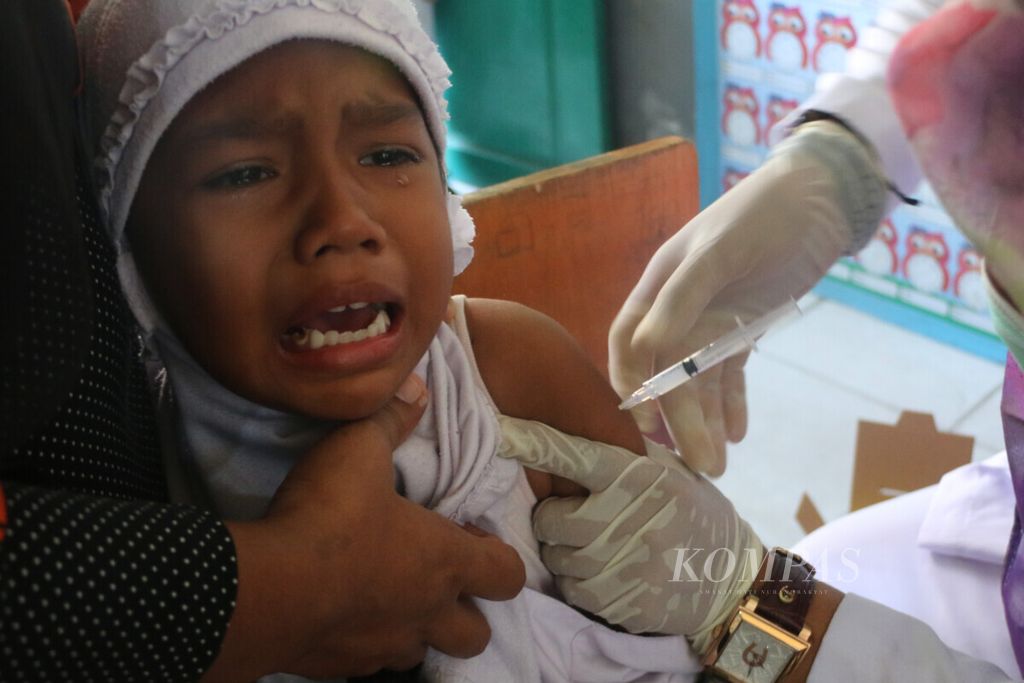 Petugas melakukan imunisasi untuk anak-anak di Banda Aceh, Aceh.