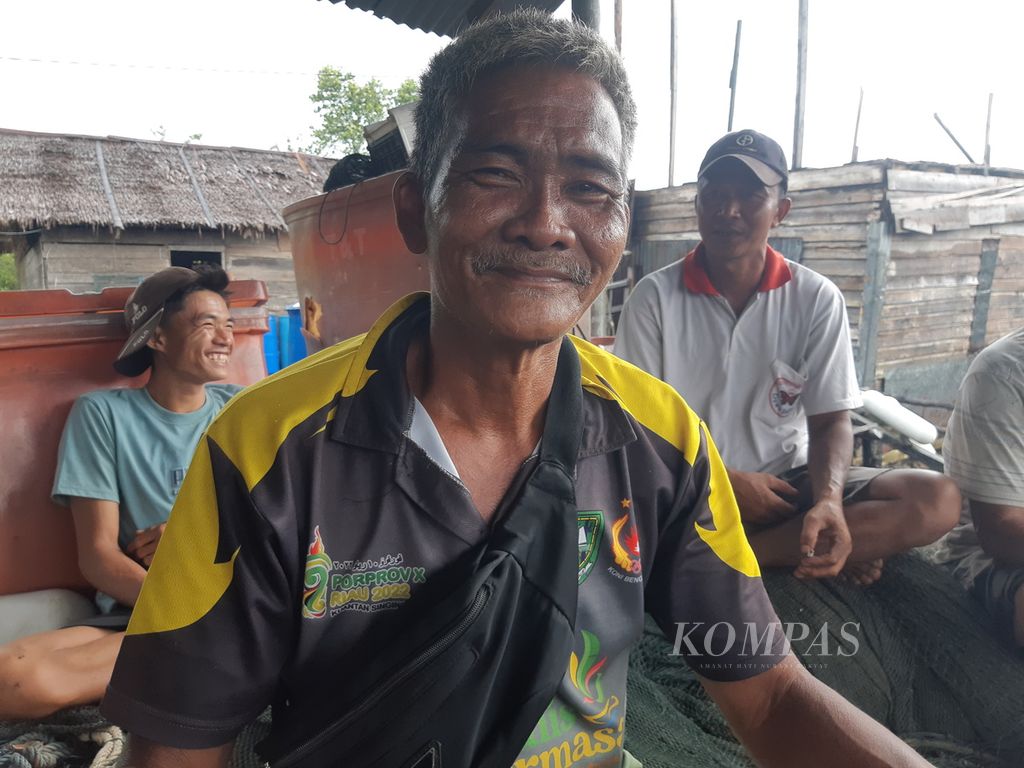 Kepala suku asli di Teluk Pambang, Sur.