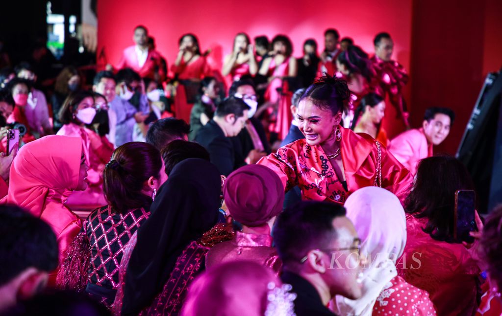 Penyanyi Yuni Shara mengajak tamu undangan bernyanyi pada acara Abracadabra Caren Delano di mal Senayan City, Jakarta, Jumat (7/10/2022). Caren Delano menggelar pameran fotografi melalui proyek kolaborasinya sebagai penata gaya atau fashion stylish dengan menggandeng perancang busana Wikiwu, lebih dari 150 figur publik, serta lima fotografer untuk mewujudkan ide kreatifnya.