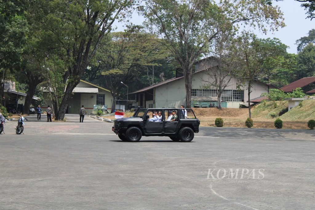 Rombongan Presiden Joko Widodo disopiri Menteri Pertahanan Prabowo Subianto menggunakan kendaraan taktis Maung di sela kunjungan ke PT Pindad, Kota Bandung, Jawa Barat, Selasa (19/9/2023).