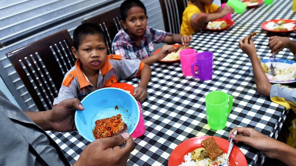 Para penghuni Kampung Anak Negeri makan malam bersama di ruang makan, di Surabaya, Jawa Timur, Rabu (20/11/2019).