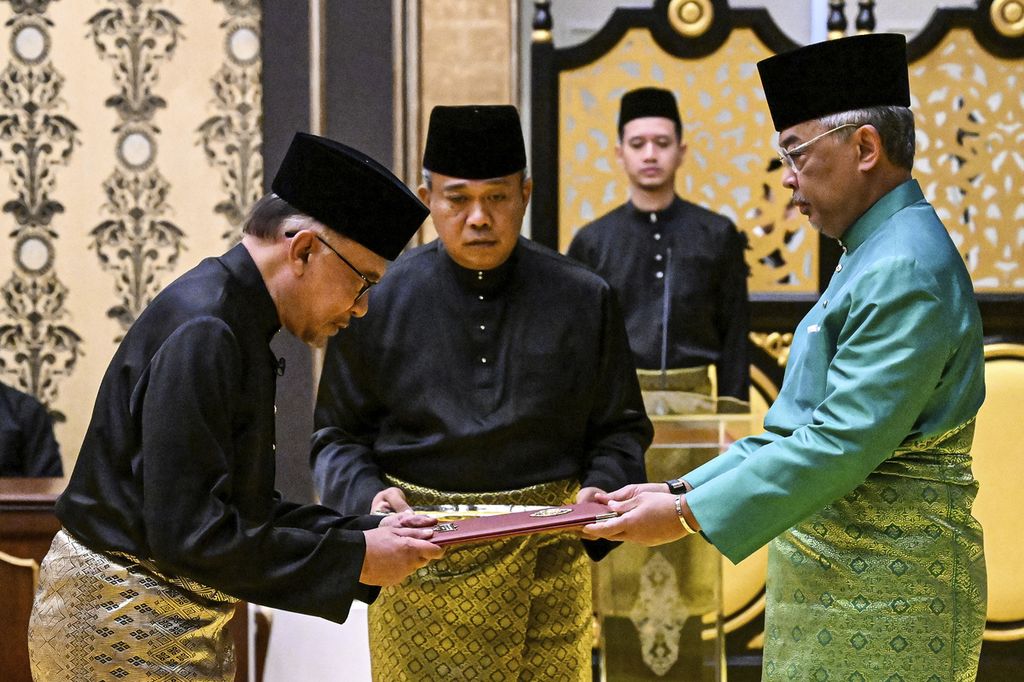 Raja Malaysia Yang Dipertuan Agung XVI (kanan) mengambil sumpah Anwar Ibrahim (kiri) sebagai Perdana Menteri Malaysia di Istana Negara, Kuala Lumpur, Kamis (24/11/2022). Raja kembali menggunakan hak konstitusionalnya untuk menyelesaikan kebuntuan politik selepas pemilu Malaysia 2022.