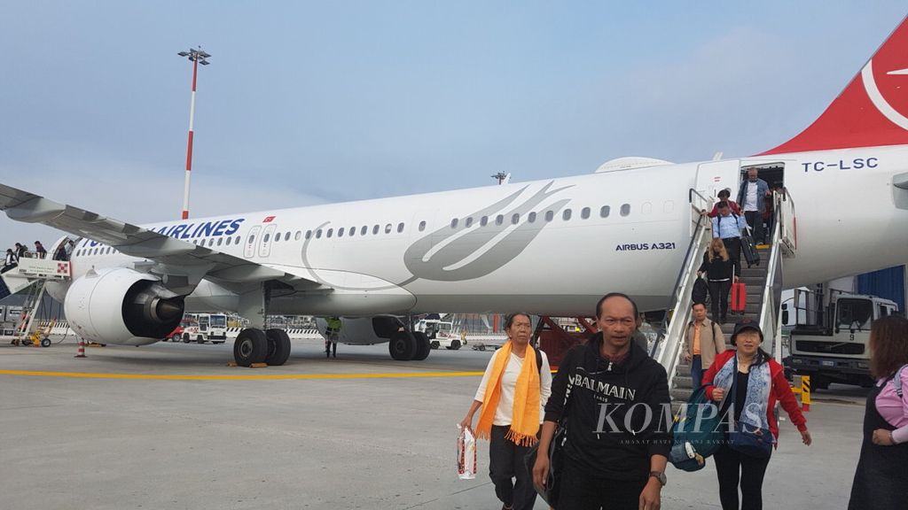 Pesawat Turkish Airlines dari Istanbul, Turki, saat mendarat di Venice Marco Polo Airport, Venesia, Italia, Rabu (8/5/2019) pagi waktu setempat.