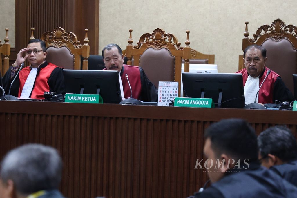 Majelis hakim menyimak keterangan tim kuasa hukum anggota III Badan Pemeriksa Keuangan nonaktif, Achsanul Qosasi, saat menjalani sidang perdana di Pengadilan Tindak Pidana Korupsi Jakarta, Kamis (7/3/2024).  