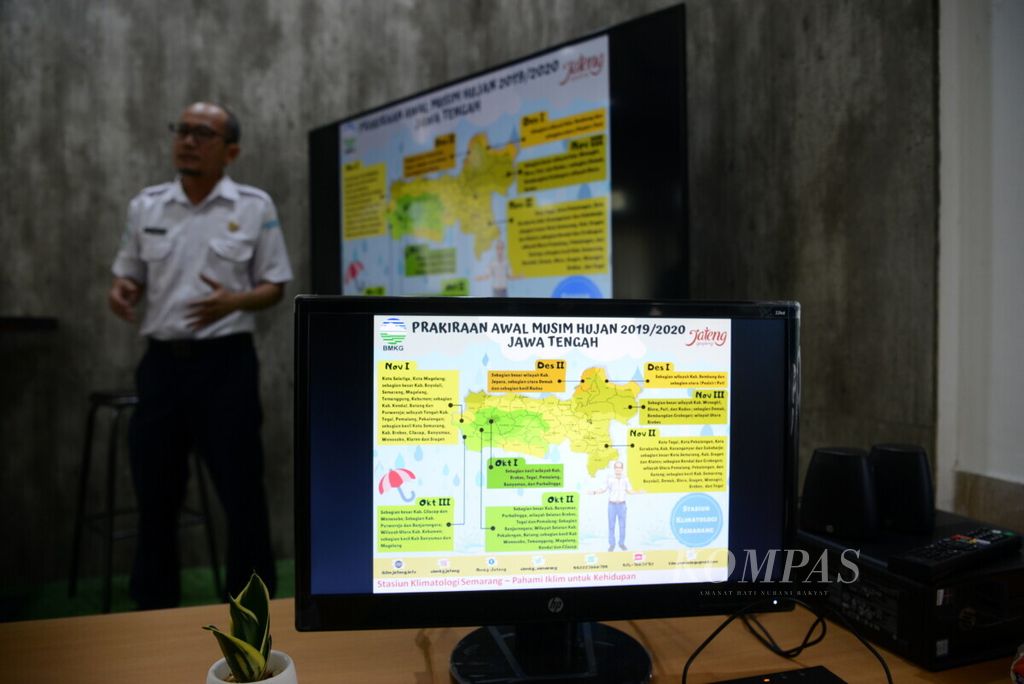 Petugas menerangkan prakiraan awal musim hujan di Stasiun Klimatologi, Kota Semarang, Jawa Tengah, Rabu (28/8/2019). 