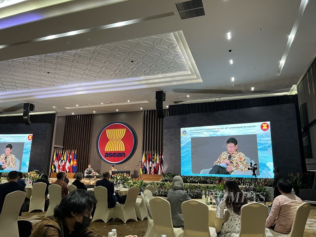 Mantan Menteri Luar Negeri N Hassan Wirajuda berbicara saat peringatan 40 tahun UNCLOS di Sekretariat ASEAN di Jakarta, SElasa (29/11/2022). Sejumlah tantangan UNCLOS ke depan, menurut Hassan, adalah menanggulangi masalah perbudakan modern di laut.