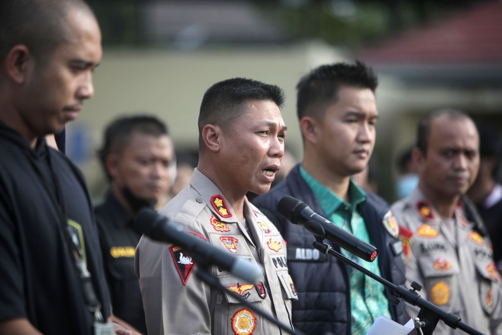 Kapolres Tangerang Selatan Ajun Komisaris Besar Sarly Sollu (tengah) menyampaikan keterangan terkait penangkapan tersangka perampokan emas di toko emas ITC BSD di Polres Tangerang Selatan, Jumat (30/9/2022). 