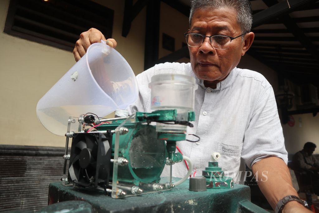 Aryanto Misel mengisikan air ke tabung Nikuba di rumahnya di Lemahabang, Kabupaten Cirebon, Jawa Barat, Senin (23/5/2022). Aryanto mengeklaim, Nikuba temuannya bisa mengubah air menjadi bahan bakar sepeda motor melalui proses elektrolisis. Meski demikian, diperlukan penelitian lebih lanjut terkait temuan tersebut.