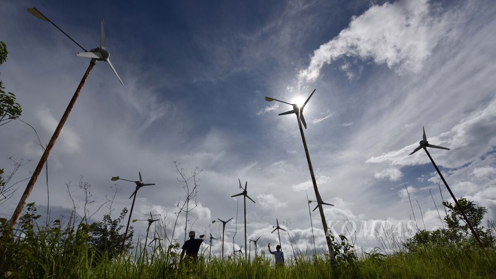 A row of wind turbines of the wind power plant (PLTB) decorates the peak of a hill in Kamanggih Village, Kahaungu Eti District, East Sumba, East Nusa Tenggara on Tuesday (2/2/2021). The PLTB, which began construction in 2013, is currently unable to meet the electricity needs of the local community. Although it can still be operational, its battery performance is not optimal.