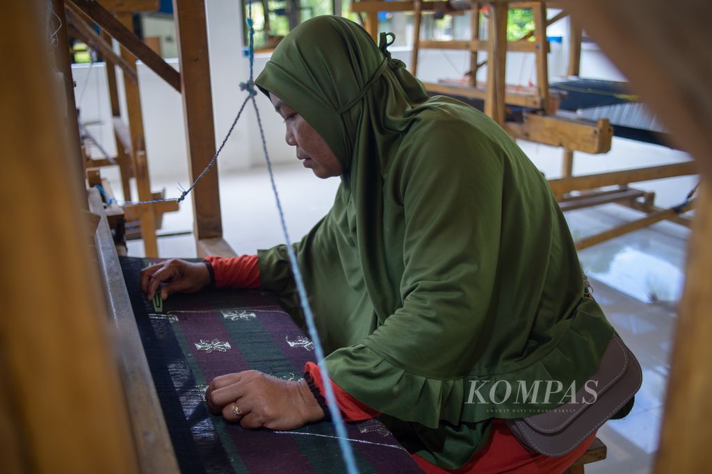 Warga menenun kain di Pulau Ngenang, Kota Batam, Kepulauan Riau, Kamis (14/12/2023).