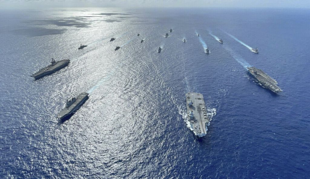 Kapal-kapal perang Amerika Serikat, Inggris, dan Jepang berlayar di Laut Filipina, 3 Oktober 2021. Perairan di utaranya masuk wilayah sengketa dengan China.