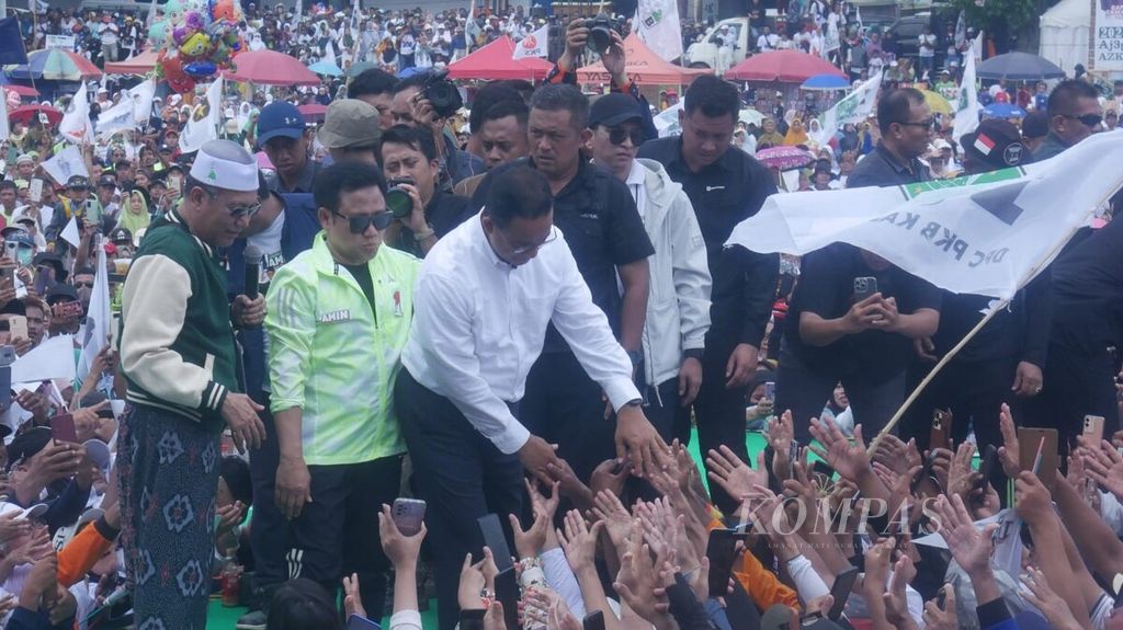 Pasangan calon presiden-wakil presiden nomor urut 1, Anies Baswedan (ketiga dari kiri) dan Muhaimin Iskandar (kedua dari kiri), disambut pendukungnya saat berkampanye di Lapangan Pendawa, Lebaksiu, Tegal, Jawa Tengah, Selasa (30/1/2024). Anies dan Muhaimin meminta pendukungnya tidak hanya mencoblos, tetapi juga mengamankan suara.