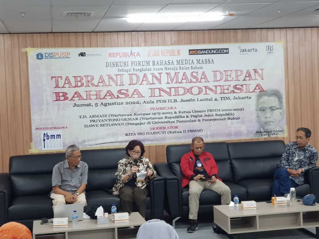 Suasana diskusi Forum Bahasa Media Massa (FBMM) di aula Pusat Dokumentasi Sastra HB Jassin, Taman Ismail Marzuki, Jakarta, Jumat (5/8/2022). Dari kiri ke kanan, pembicara  TD Asmadi, moderator Rita  Sri Hastuti, serta dua pembicara lainnya yakni Priyantono Oemar, dan Hawe Setiawan. 