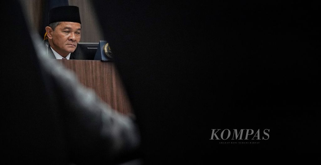 Ketua DKPP Heddy Lugito saat memimpin sidang etik terhadap anggota KPU RI terkait pendaftaran Gibran Rakabuming Raka sebagai calon wakil presiden (cawapres) di ruang sidang DKPP, Jakarta, Senin (15/1/2024). 