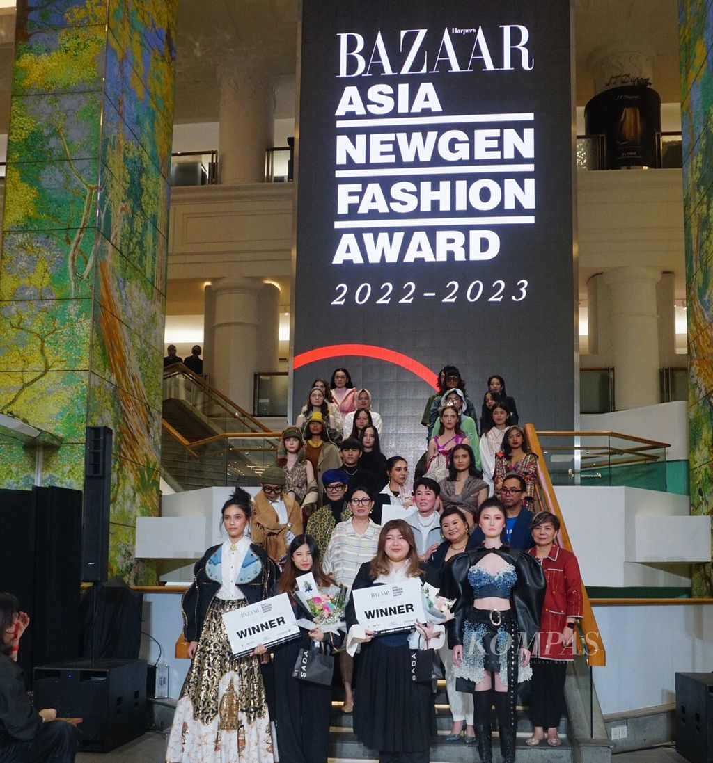 Geralda Amira Pribadi dan Daciadhia Phoebehana (membawa tulisan <i>winner</i>), dua pemenang Asia NewGen Fashion Award Indonesia 2023 yang diadakan oleh Harper's Bazaar Indonesia. Pengumuman diadakan pada Selasa (4/4/2023) di Jakarta.