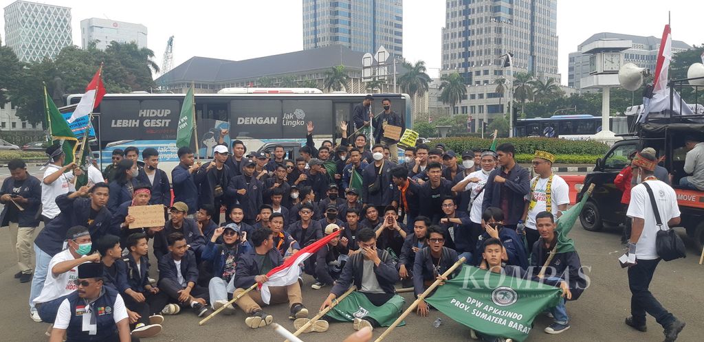 Mahasiswa yang mendukung unjuk rasa petani kelapa sawit dari Asosiasi Petani Kelapa Sawit Indonesia (Apkasindo) beraksi di kawasan Monas, Jakarta Pusat, Selasa (17/5/2022).