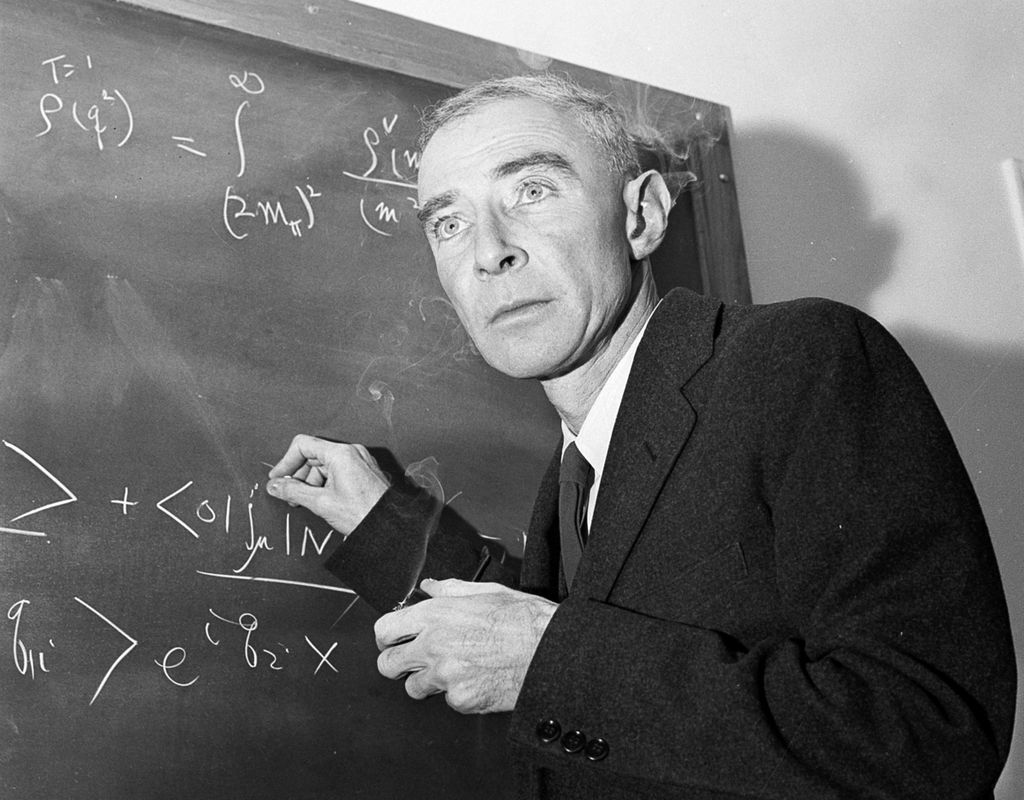 J Robert Oppenheimer, pencipta bom atom, sedang berada di ruang kuliahnya di Institute for Advanced Study, Princeton, Amerika Serikat, pada 15 Desember 1957. 