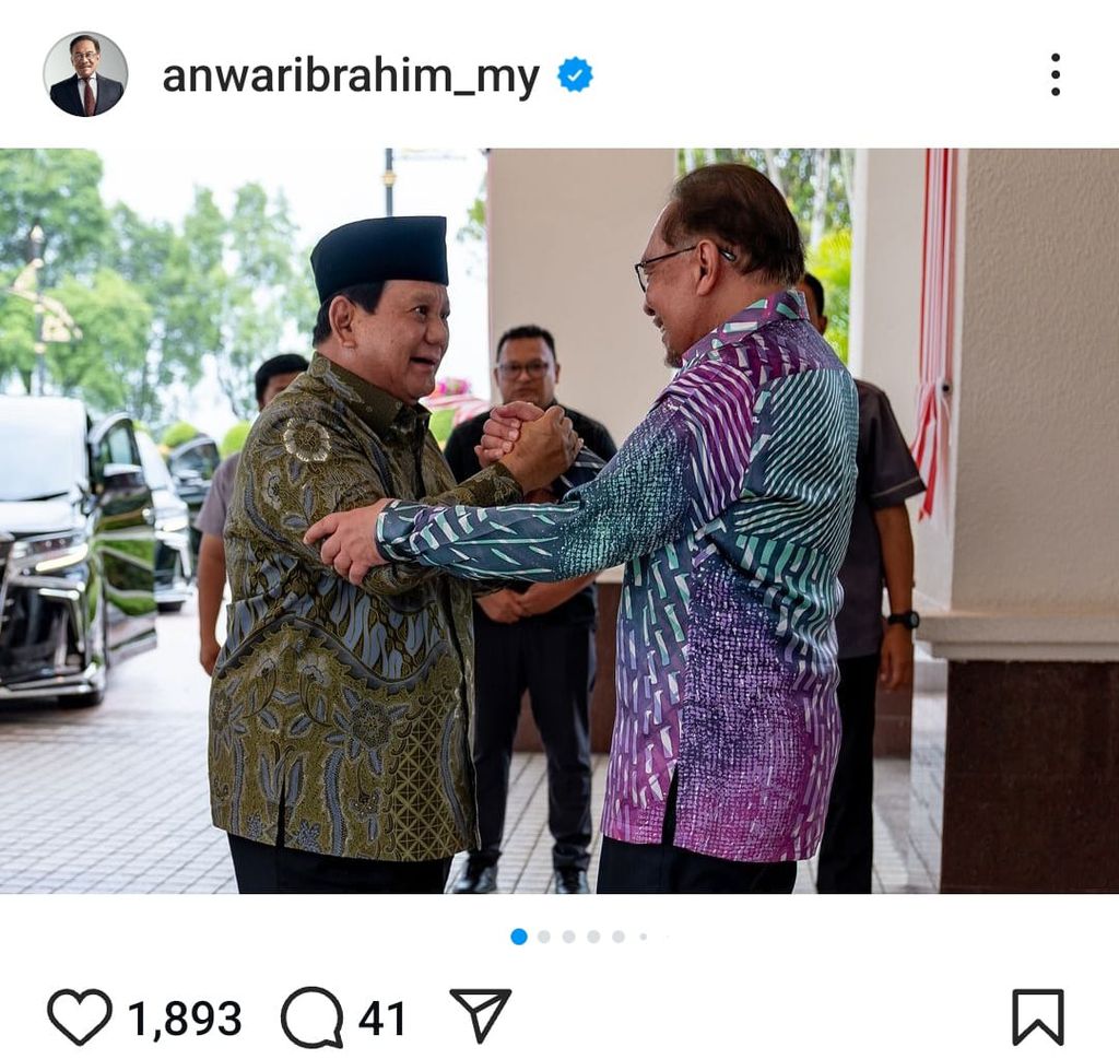 Sejumlah kegiatan Menteri Pertahanan Prabowo Subianto di Malaysia, Sabtu (7/9/2024), diunggah di akun Perdana Menteri Anwar Ibrahim di Instagram. Salah satu foto yang diunggah menampakkan pertemuan Prabowo dengan Anwar Ibrahim.