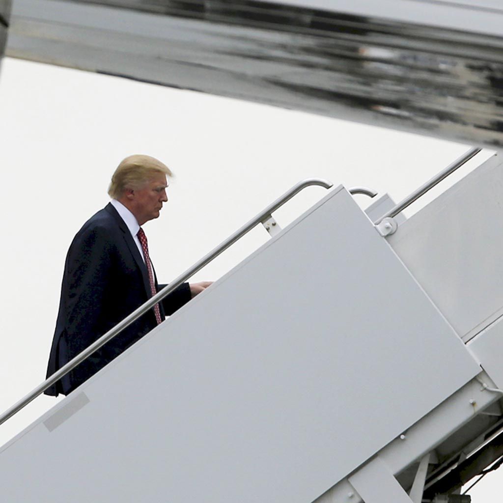 Presiden Amerika Serikat  Donald Trump naik pesawat kepresidenan Air Force One di Bandar Udara Internasional Palm Beach, Florida, untuk kembali ke  Washington DC setelah menghabiskan akhir pekan di Mar-a-Lago Club, Minggu (5/3). 