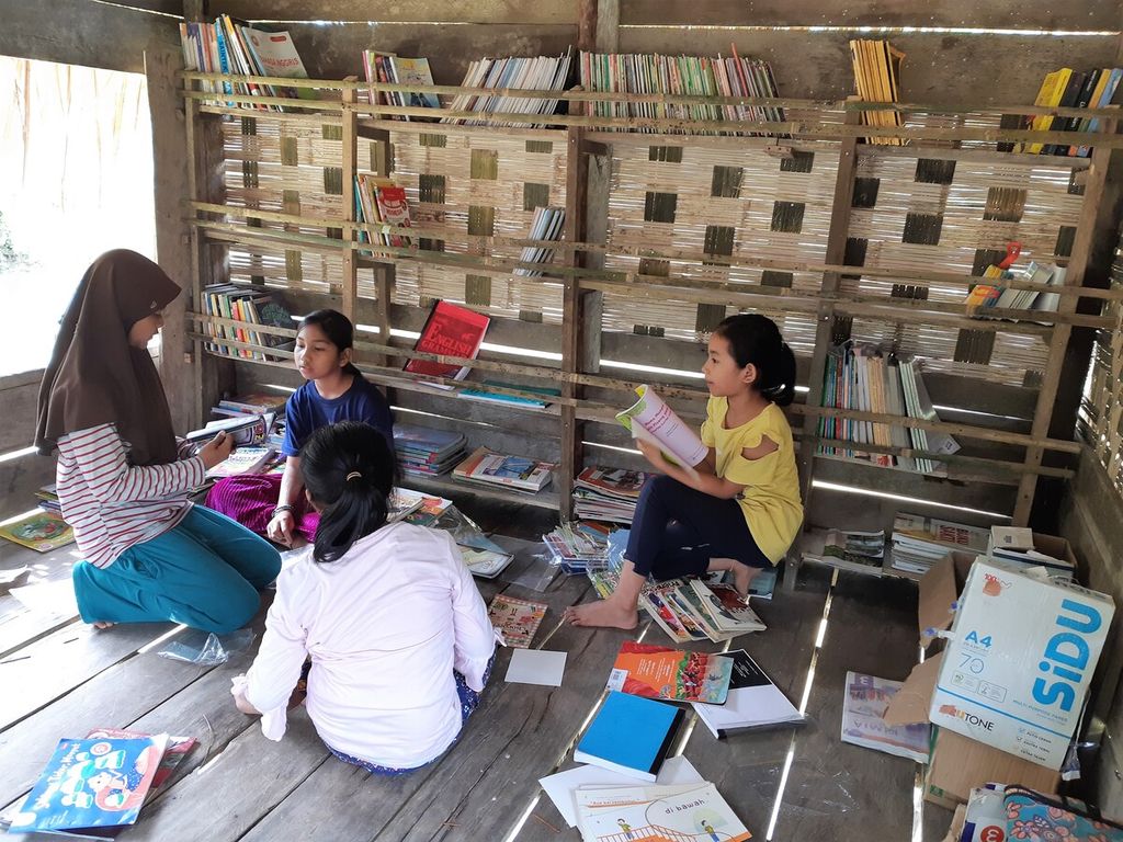 Hasil penggalangan donasi buku dari para pegiat literasi di Jambi mengisi Taman Baco Atap Rumbe di Desa Jambi Tulo, Maro Sebo, Kabupaten Muaro Jambi, Sabtu (1/1/2022). Impian anak-anak di desa itu memiliki pepustakaan mini akhirnya terwujud.