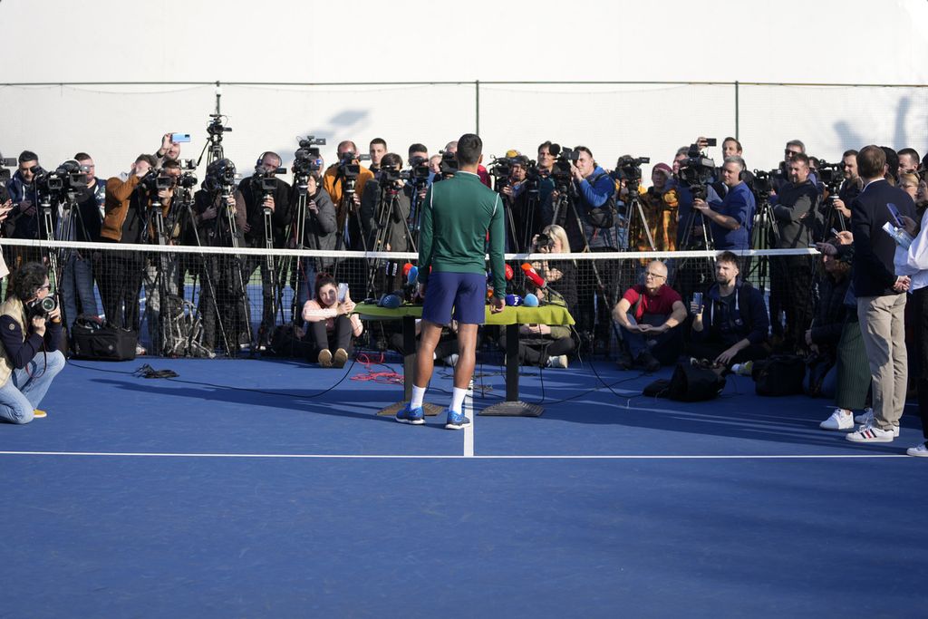 Petenis Serbia, Novak Djokovic, berbicara dalam konferesi pers seusai berlatih di Belgrade, Serbia, Rabu (22/2/2023). Djokovic berharap dapat tampil dalam dua turnamen ATP di Amerika Serikat meskipun tidak pernah mendapat vaksin Covid-19. 