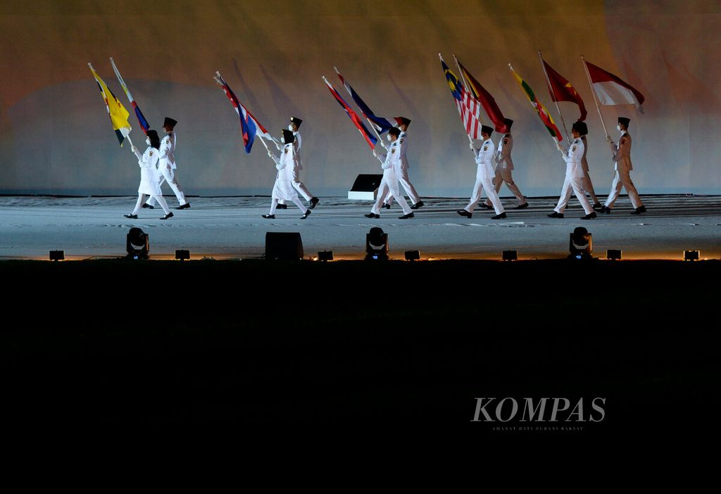 Petugas membawa bendera 11 negara peserta saat penutupan ASEAN Para Games 2022 di Stadion Manahan, Surakarta, Jawa Tengah, Sabtu (6/8/2022). 
