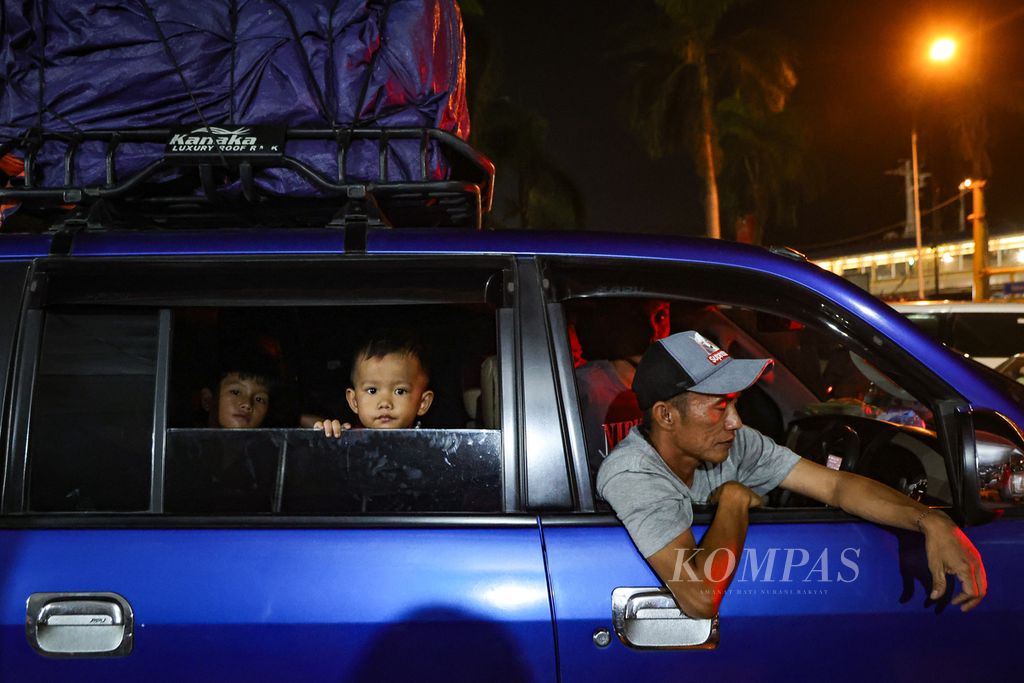 Keluarga pemudik antre memasuki kapal feri tujuan Pelabuhan Merak di Pelabuhan Bakauheni, Lampung, Sabtu (13/4/2024). 