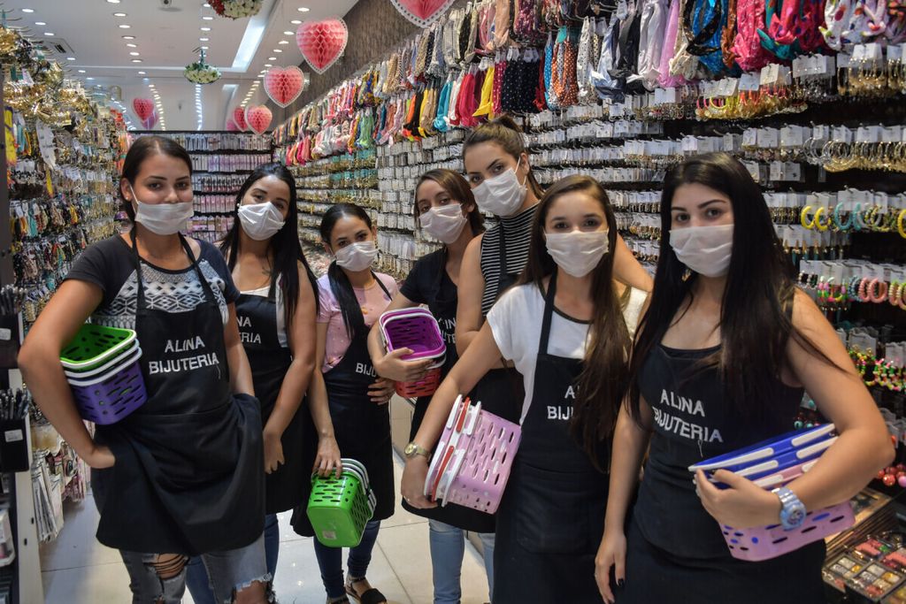 Penjaga toko di Sao Paulo, Brasil, berpose saat mengenakan masker untuk mencegah penularan Covid-19, Senin (16/3/2020). Indonesia berupaya meningkatkan hubungan ekonomi dengan negara-negara Amerika Latin, termasuk Brasil.
