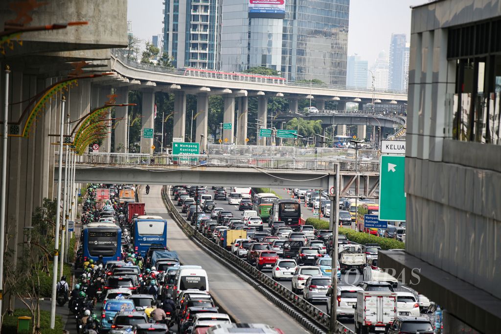 LRT Jabodebek melintas di atas Jalan Gatot Subroto dan Tol Dalam Kota yang mengalami kemacetan di kawasan Pancoran, Jakarta Selatan, Senin (5/8/2024).