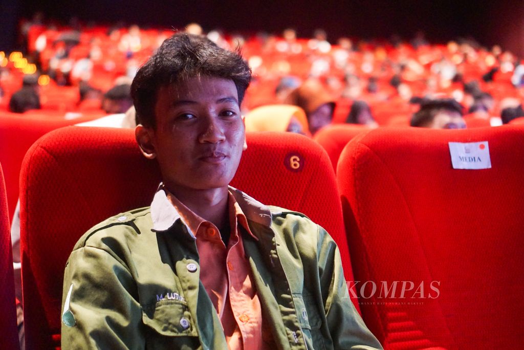 Dzulkarnain (17), siswa Madrasah Aliyah Negeri Balikpapan, duduk di depan saat gelaran Anti-Corruption Film Festival 2024 di Kota Balikpapan, Kalimantan Timur, Jumat (26/7/2024).