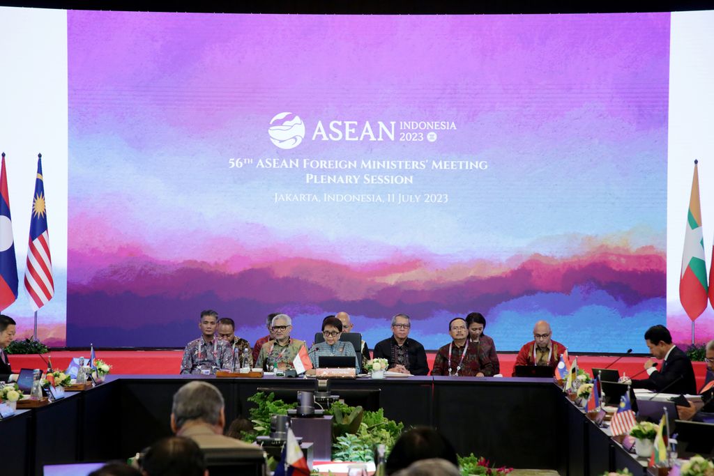 Menteri Luar Negeri RI Retno LP Marsudi memimpin ASEAN Ministerial Meeting 2023, Selasa (11/7/2023), di Jakarta. Selain paripurna AMM, para Menlu ASEAN juga mengikuti pertemuan dengan soal HAM dan senjata nuklir.