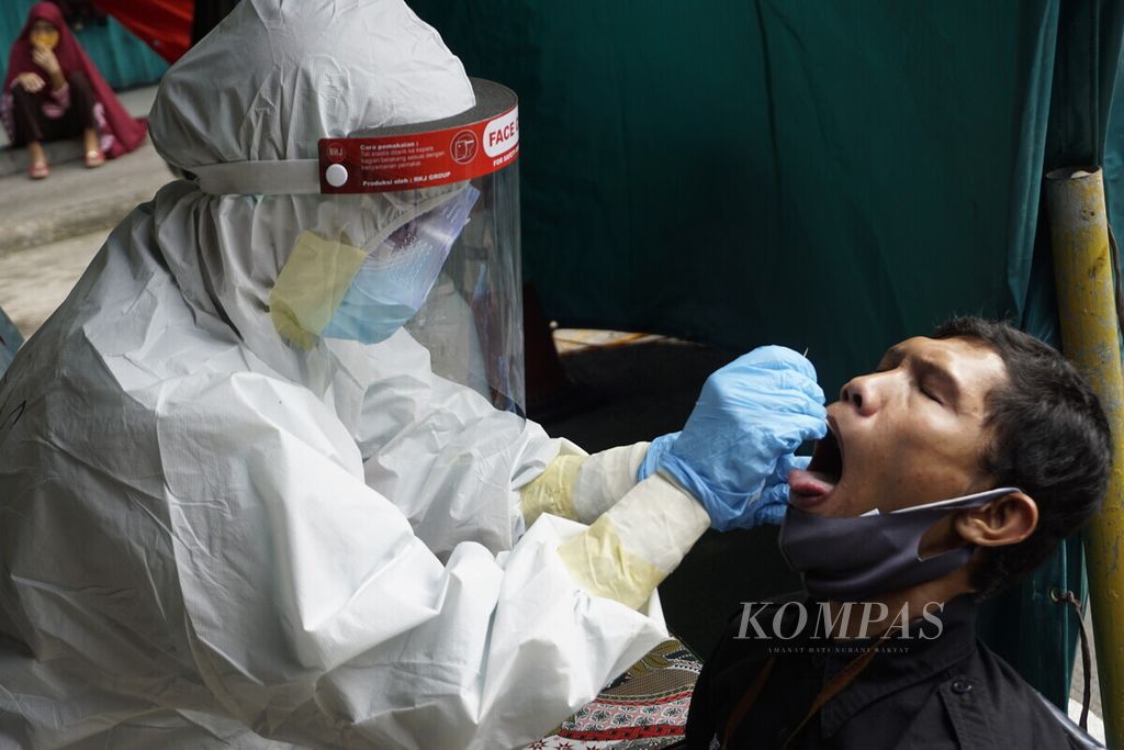 Seorang warga mengikuti tes usap hidung dan tenggorokan massal di Pasar Rapak, Kelurahan Muara Rapak, Kecamatan Balikpapan Utara, Kota Balikpapan, Kalimantan Timur, Kamis (30/7/2020).