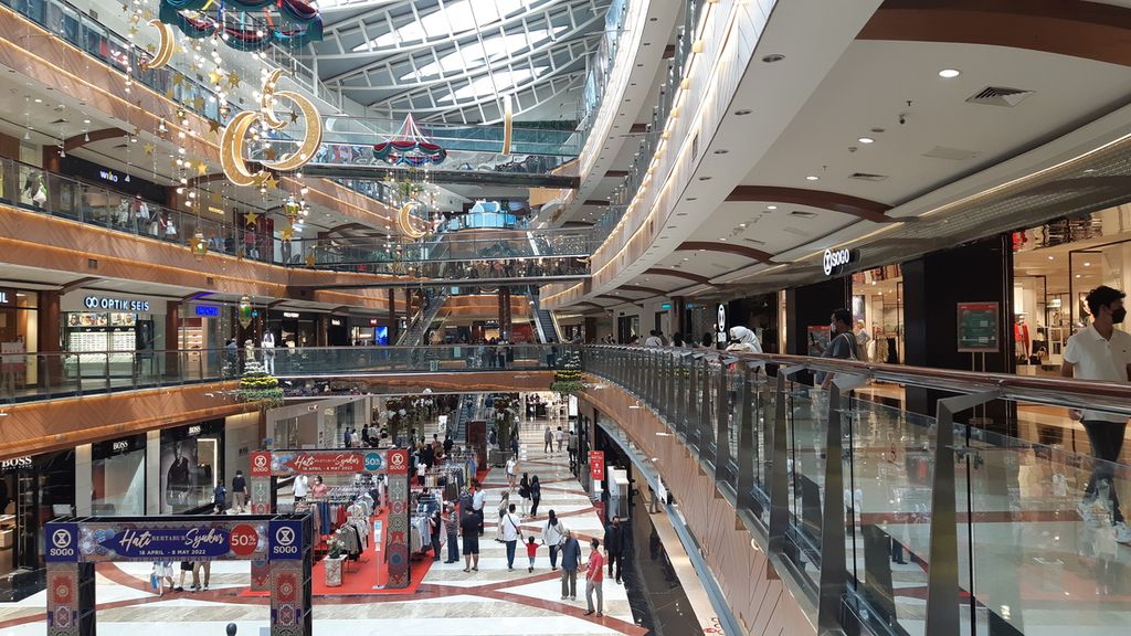 Di hari ketiga libur Lebaran 2022, Rabu (4/5/2022) warga Jakarta memenuhi pusat-pusat perbelanjaan. Salah satu pusat perbelanjaan yang ramai dikunjungi adalah Pondok Indah Mall. 