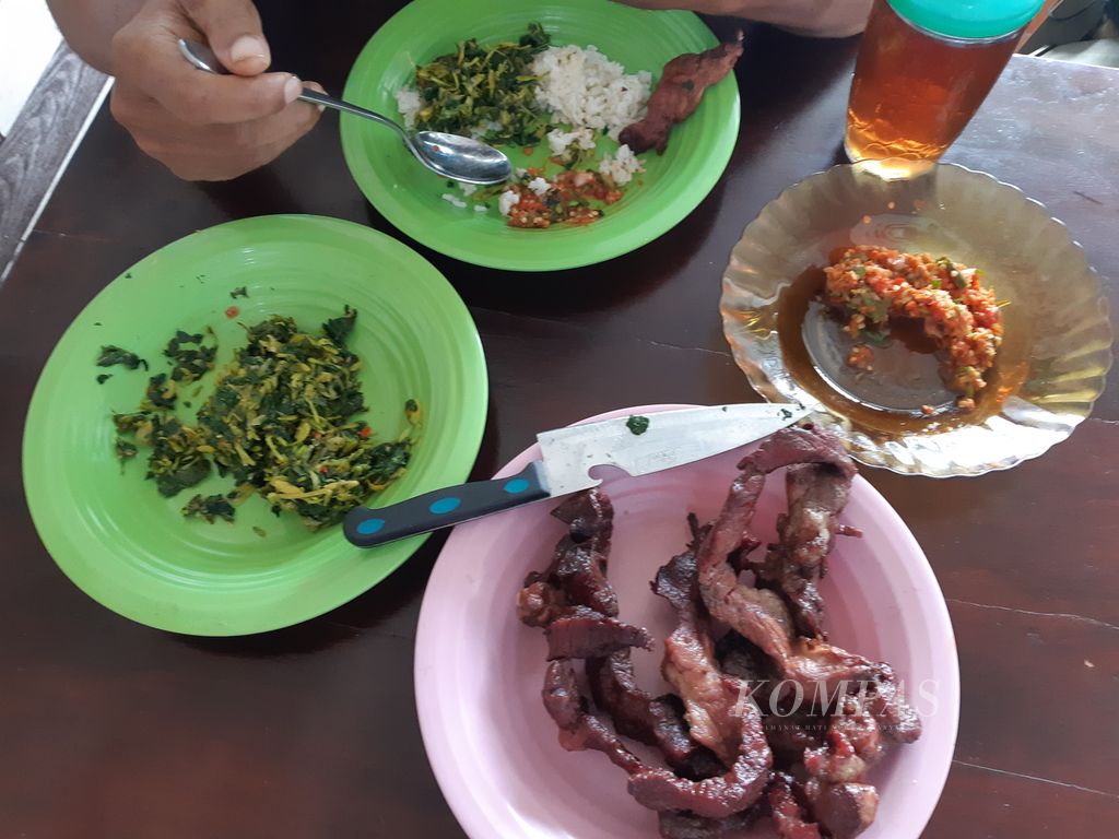 Hidangan makanan di tempat pengolahan daging sei di kampung Baun, Kecamatan Amarasi Barat, Kabupaten Kupang, Nusa Tenggara Timur pada akhir Desember 2022. Selain daging, ada sambal dan sayuran yang diolah dari bahan lokal.