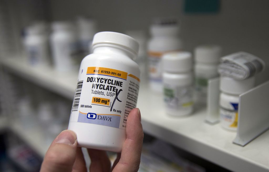 Arsip. Apoteker memegang sebotol antibiotik doksisiklin <i>hyclate </i>di Sacramento, California, AS, pada 8 Juli 2016. 