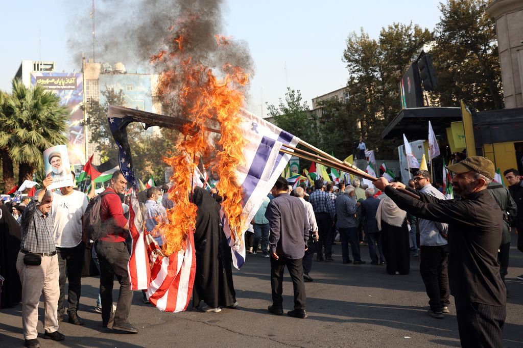 Sejumlah warga Iran membakar bendera Amerika Serikat dan Israel saat aksi demonstrasi di Teheran, Iran, Selasa (8/10/2024).