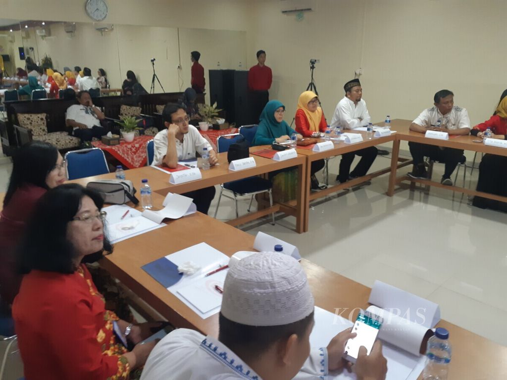 Guru-guru menyimak materi yang disampaikan pada 30 Years Road to Reunion Sekolah Menengah Atas Negeri 70-1989, Jakarta, Jumat (11/10/2019).