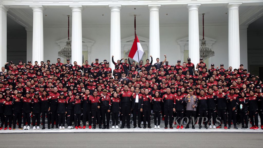 Presiden Joko Widodo berfoto bersama para atlet seusai upacara pelepasan kontingen Indonesia yang akan berlaga dalam SEA Games Kamboja 2023 di halaman Istana Merdeka, Jakarta, Selasa (2/5/2023). 