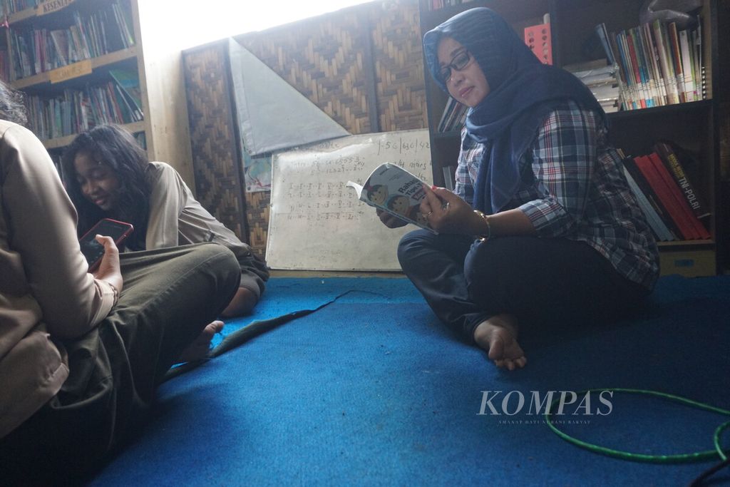 Any Anggorowati di rumahnya yang dijadikan Griya Baca Jelita di Sumpiuh, Banyumas, Jawa Tengah, Sabtu (14/5/2022).