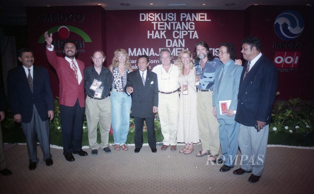 Menteri Sekretaris Negara Moerdiono membuka diskusi panel mengenai Hak Cipta di Balai Sidang Senayan. Menteri bergambar bersama dengan para musisi peserta diskusi, (3/11/1995).