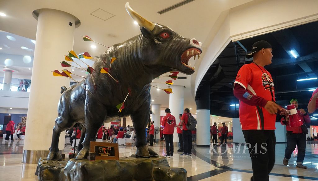 A statue installation of a bull was displayed around the lobby of the venue for the Fifth National Congress of the Indonesian Democratic Party of Struggle in Beach City International Jakarta, Ancol, Jakarta on Saturday (25/5/2024).