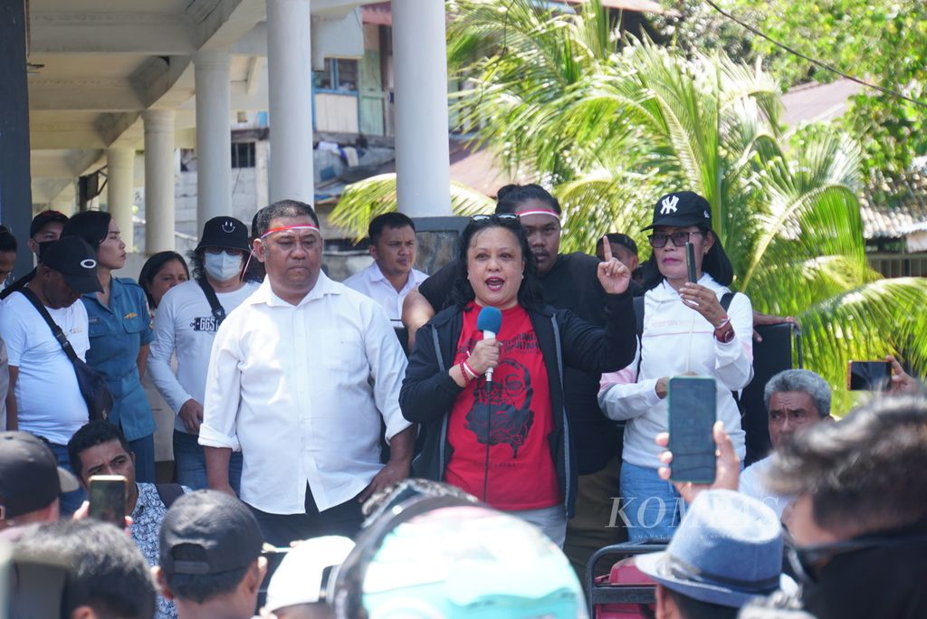 Aktivis Jull Takaliuang berorasi di depan massa yang menamakan diri Aliansi Masyarakat Nusa Utara Bersatu dalam demonstrasi di Markas Pangkalan Utama Angkatan Laut (Lantamal) VIII Manado, Sulawesi Utara, Senin (9/10/2023). 
