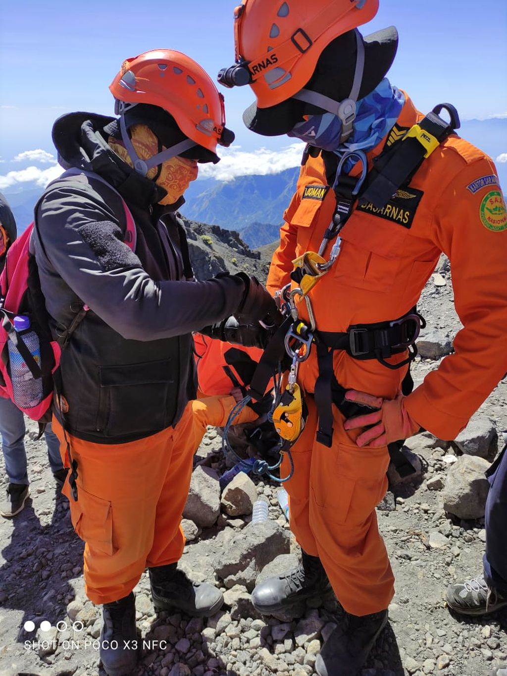 Tim SAR gabungan, Minggu (21/8/2022), menyiapkan peralatan untuk proses evakuasi terhadap pendaki asal Portugal yang jatuh di puncak Gunung Rinjani.